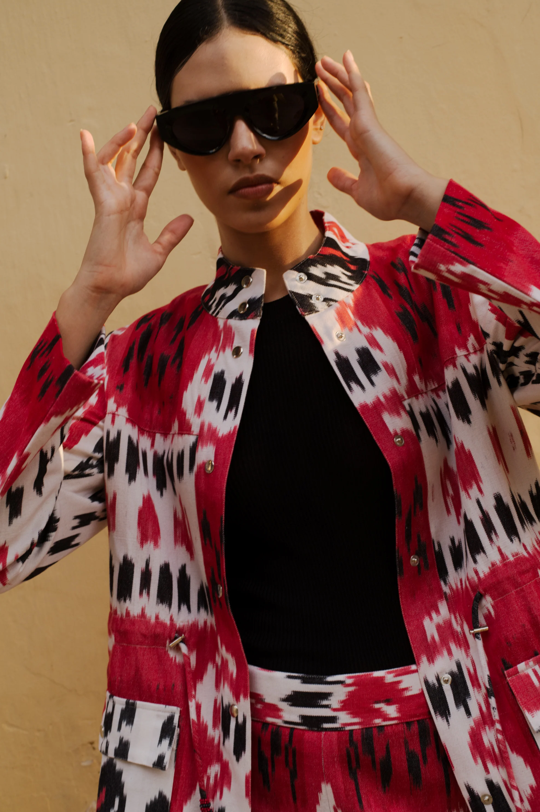 Chaqueta safari Ikat arcoíris roja